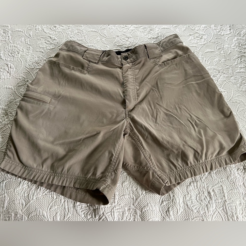 Duluth Trading Company Men’s Large Khaki Shorts